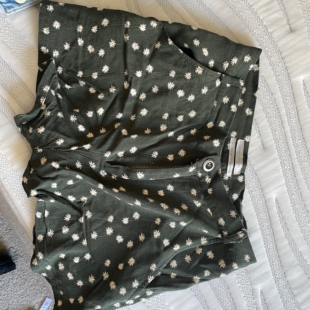 Urban outfitters high waisted flower shorts size 2